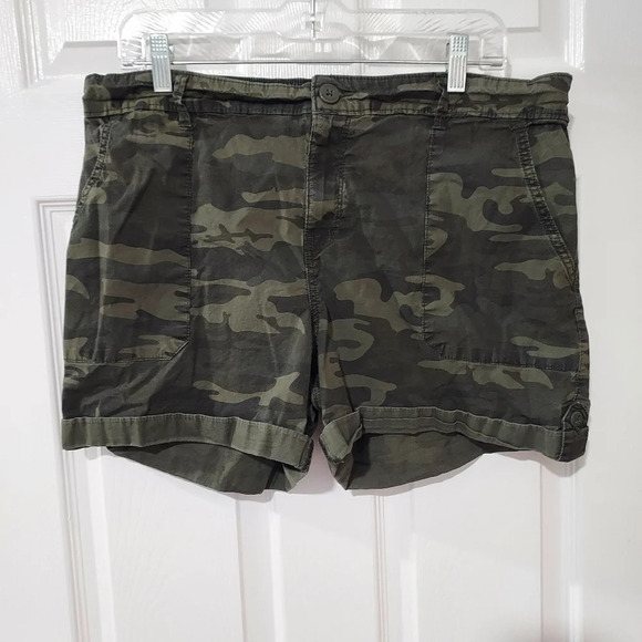 Social Standard by Sanctuary Army Green Camo Utility Shorts in Size XXL - Picture 1 of 9